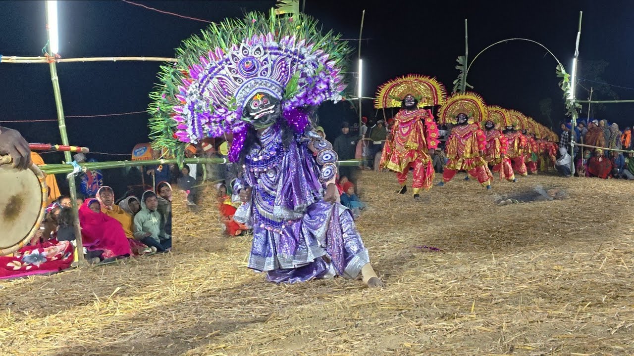 ওস্তাদ। নিবারন মাহাত অসুর নাচে কাঁপা করাছে। নৃত্য শিল্পী ভক্তরঞ্জন মাহাত