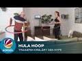 Hula Hoop: SAT.1-Reporter lässt sich den Trend mit dem Hüftring erklären