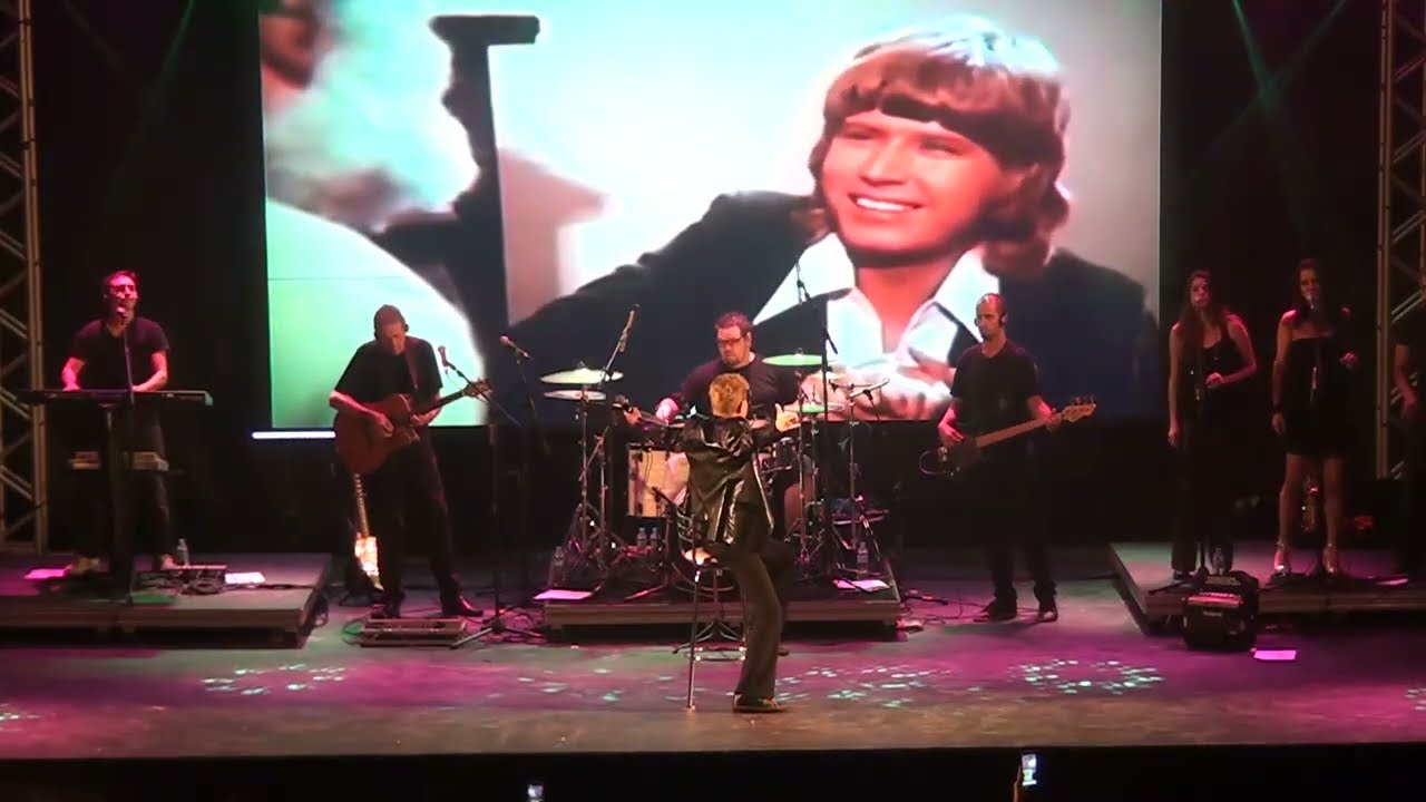 Almoço na Casa de Portugal com Show de Roberto Leal