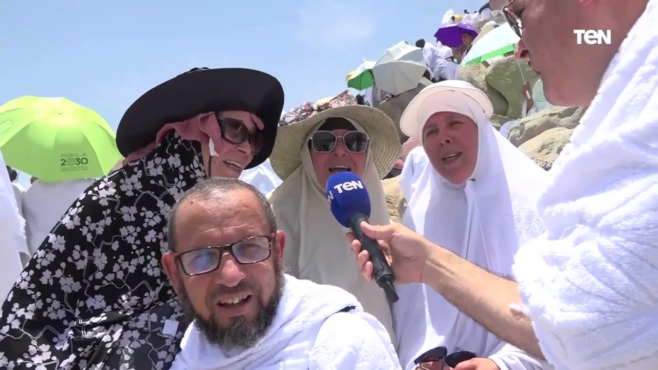 إحنا فرحانين فرحة لا توصف.. الديهي يلتقي بعد الحجاج الأجانب على جبل عرفات