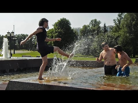 Girls,boys and funny splashes in Victory Park-1! / Девушки,парни и веселые брызги в Парке Победы-1!