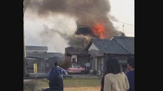 陸自ヘリ、住宅に墜落  隊員死亡、1人は行方不明