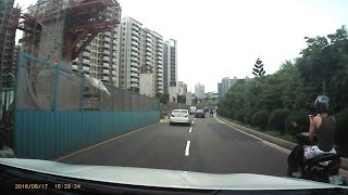 淡金路2段_機車騎士單手滑手機 20160617