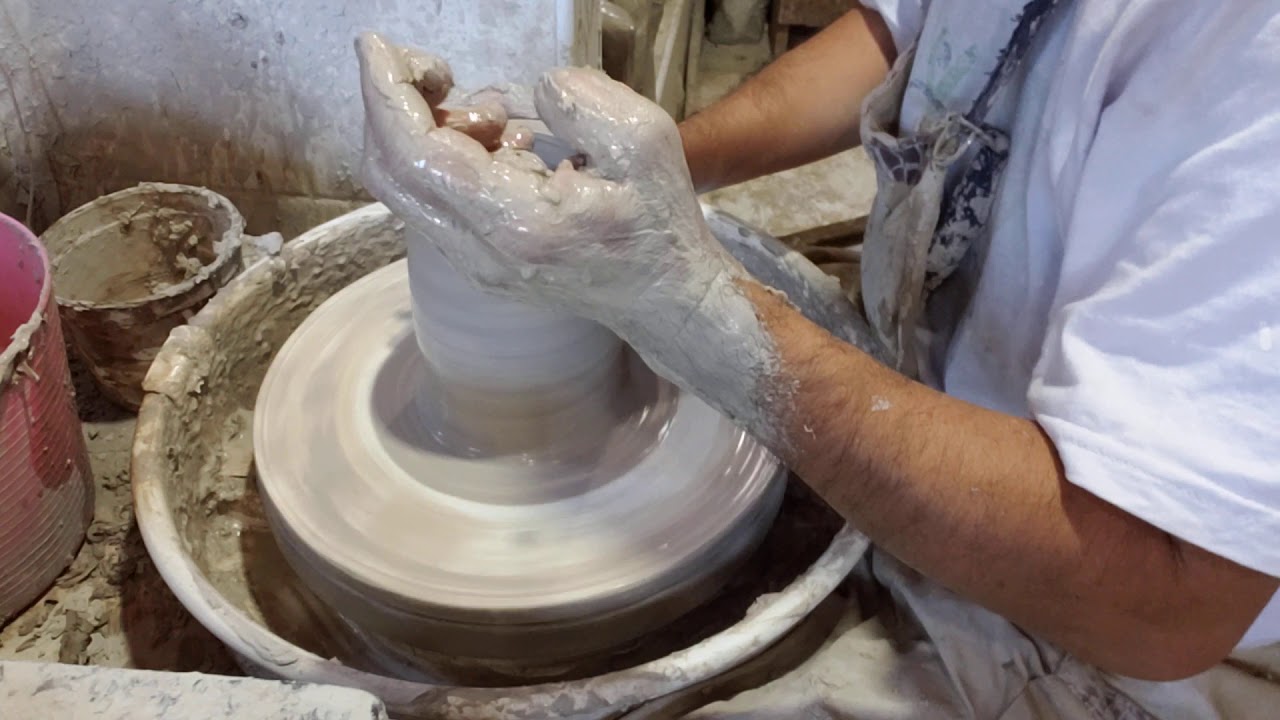 ceramica artesanal de torno, como centralizar,  fazer cilindro e tornear um  vaso ornamental.