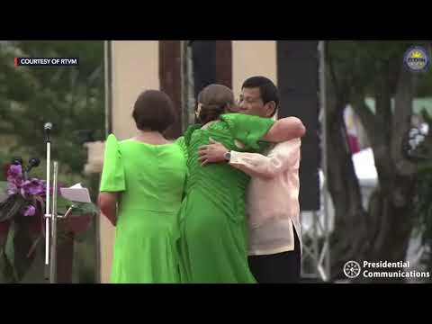 Sara Duterte embraces her parents Rodrigo and Elizabeth