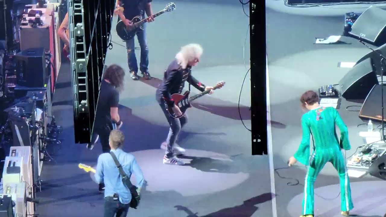 Queen, Foo Fighters, and The Darkness - We Will Rock You (Live) LA Forum 9-27-22