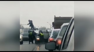 В Перми задержали водителя, который после ДТП прыгал на крыше машины