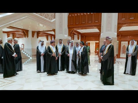 حاكم الشارقة يزور دار الأوبرا السلطانية الع مانية