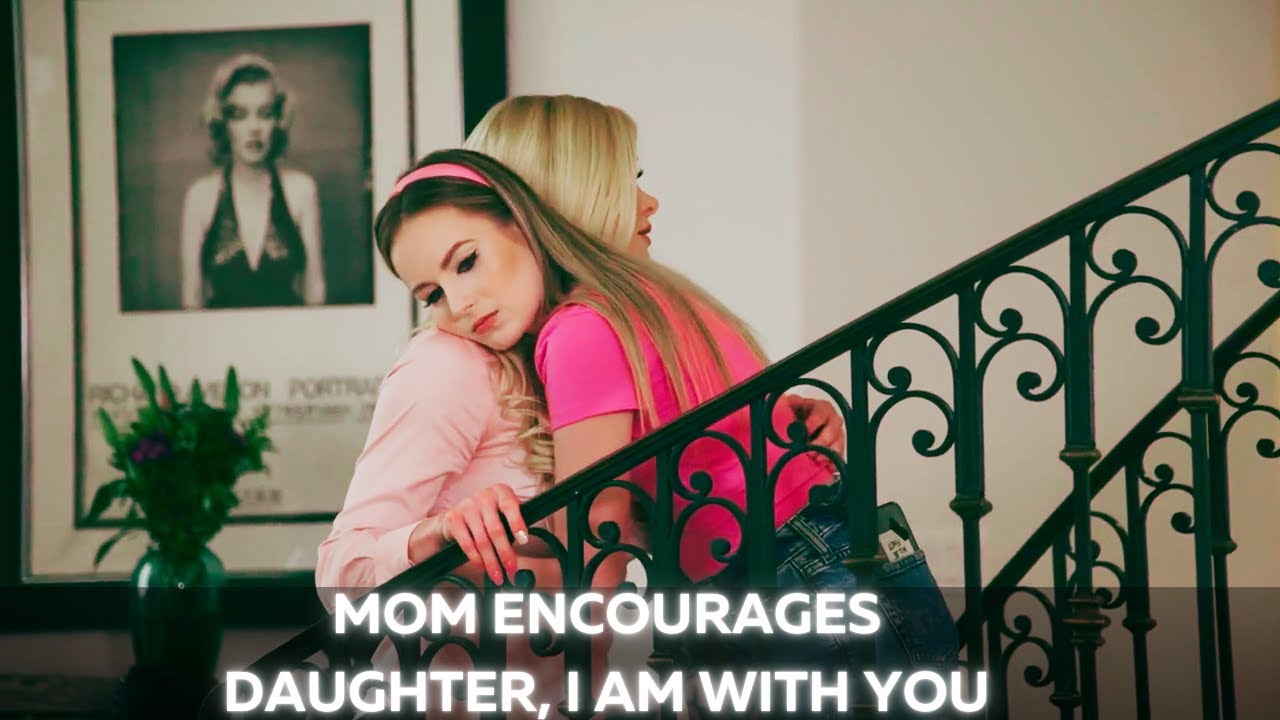 Мама пытается облегчить беспокойство своей дочери