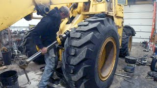 rebuilding a large hydraulic cylinder and first job for the a64 payloader