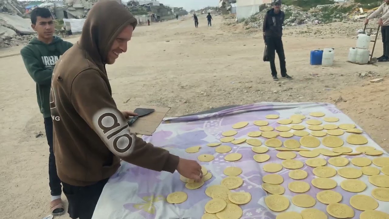 استحلفكم بالله العلي العظيم  تشاهد الفيديو للاخر وتشوفوا معاناه اهل غزة وهم بيعملوا عالنار قطايف