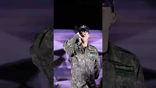 Jooheon dándolo todo en el evento militar, demostrando lo poderoso que es en el escenario #jooheon