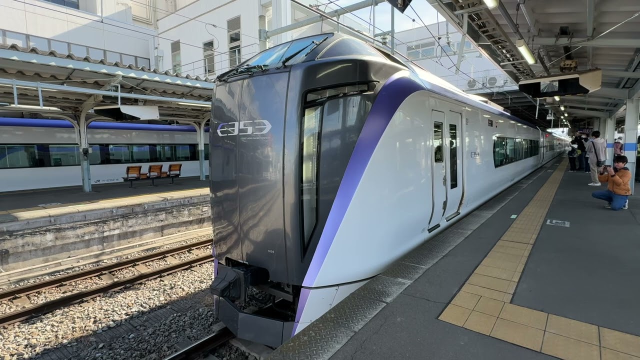 E353系特急あずさ5号白馬行きが松本駅を出発するシーン。