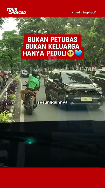 dua abang ojol ini spontan membantu buka jalan untuk ambulans yang terjebak macet