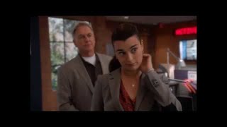 Tony thinks he's going bald Devil's triangle 09x07 #LOWIFUNNY