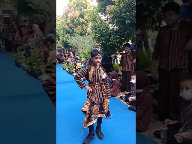 fashion show anak cowok SD, baju adat lurik class=