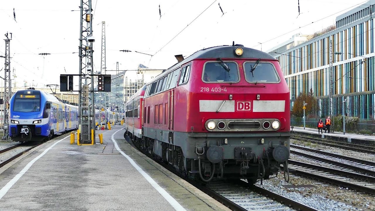 BR 218 mit den letzten n-Wagen der Sudostbayernbahn in Munchen Hbf ...