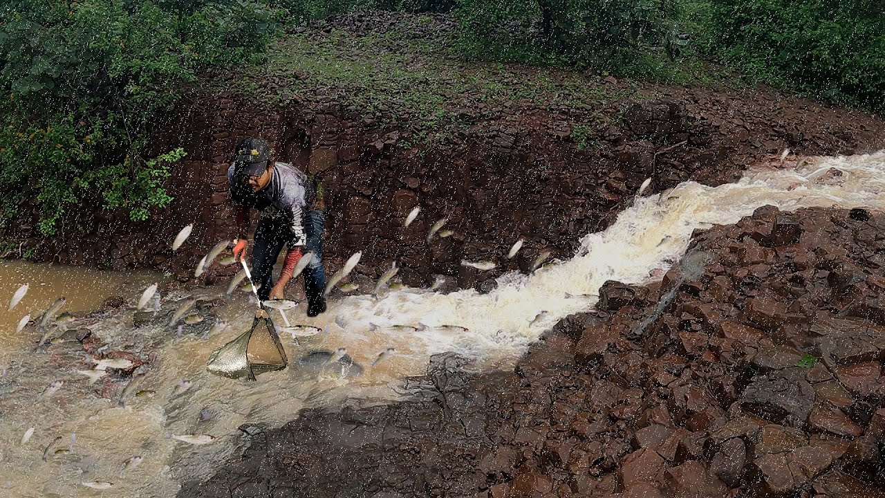 अचानक हुई बारिश.. आधी रात को जाना पड़ा भूतिया जगह पे😱। 