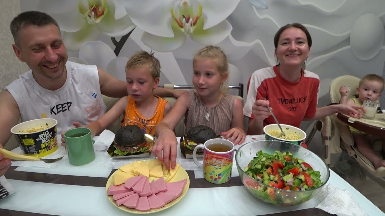 МУКБАНГ ЧЕРНЫЕ БУРГЕРЫ🍔 ЛАПША🍜 БИГ БОН КОЛБАСНАЯ НАРЕЗКА 