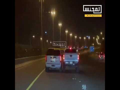 حرب بالتصادم بين مركبتين على طريق في الكويت وضع يخوف