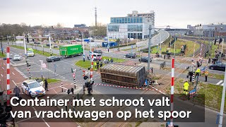 Container Met Schroot Valt Van Vrachtwagen Op Spoorwegovergang In Zwolle - Stefanverkerk.nl