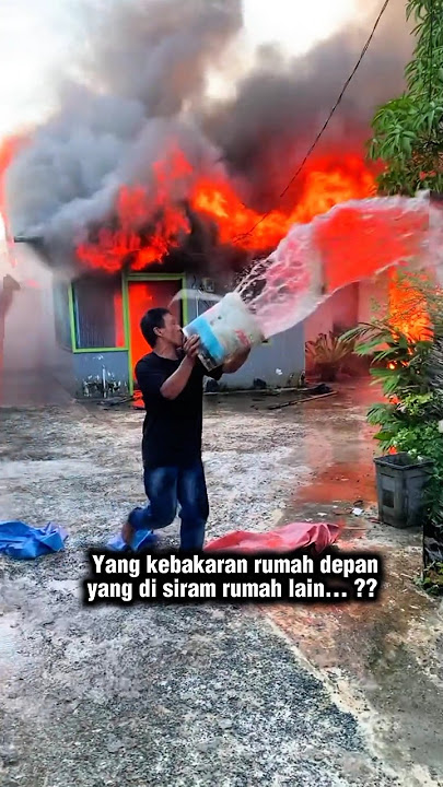 PANIKK! Bapak Ini Siram Rumah lain Saat Kebakaran #shorts #kebakaran #trendingshorts
