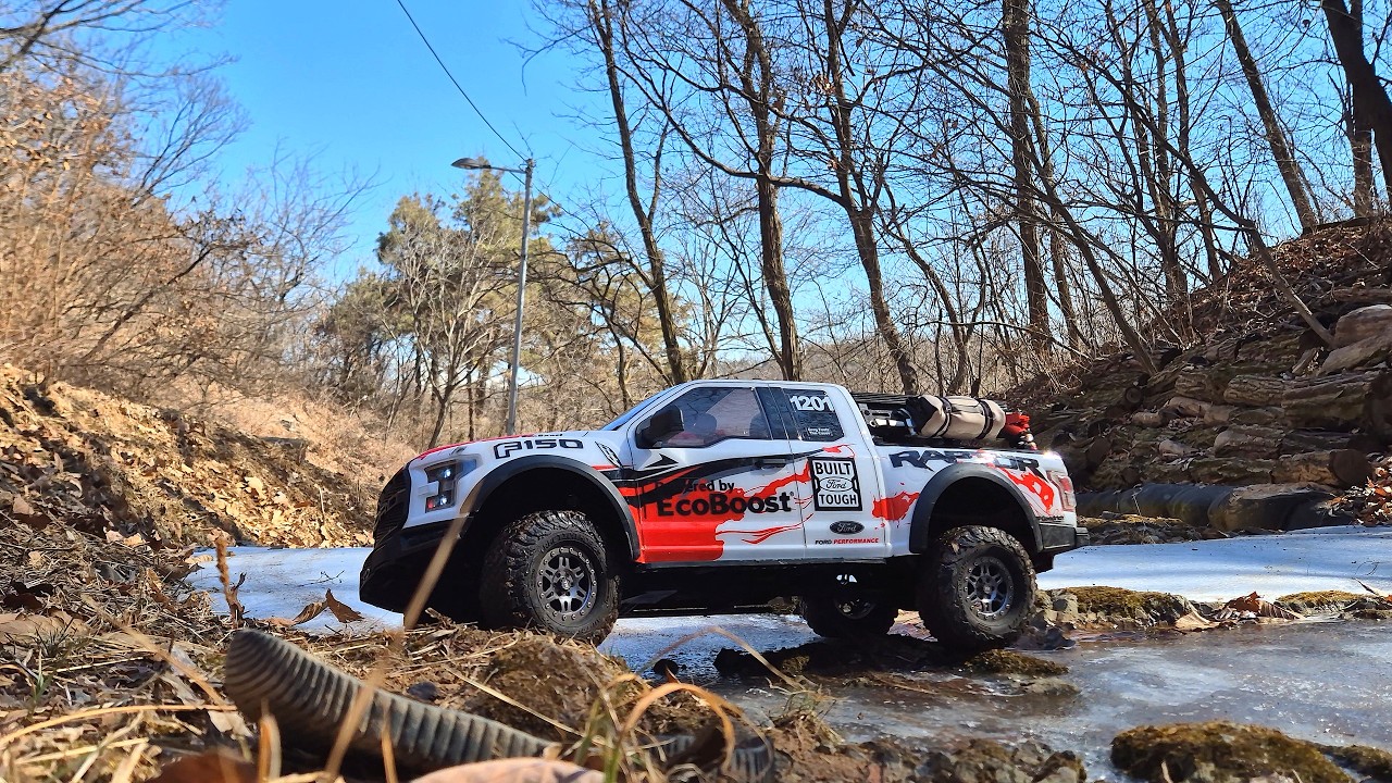 Радиоуправляемый Ford Raptor F150: тяговое управление, внедорожное вождение.