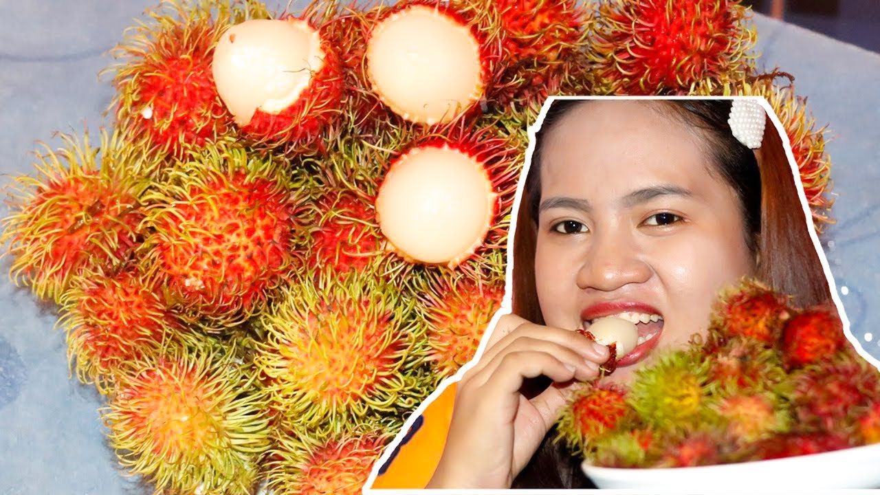 Eat Natural Fruit at Night Yummy Eat Rambutan Fruit in the House