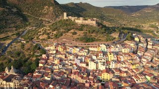 MEDITERRANEO – Le village de Bosa en Sardaigne, réputé pour ses couleurs pastel et son château Resimi