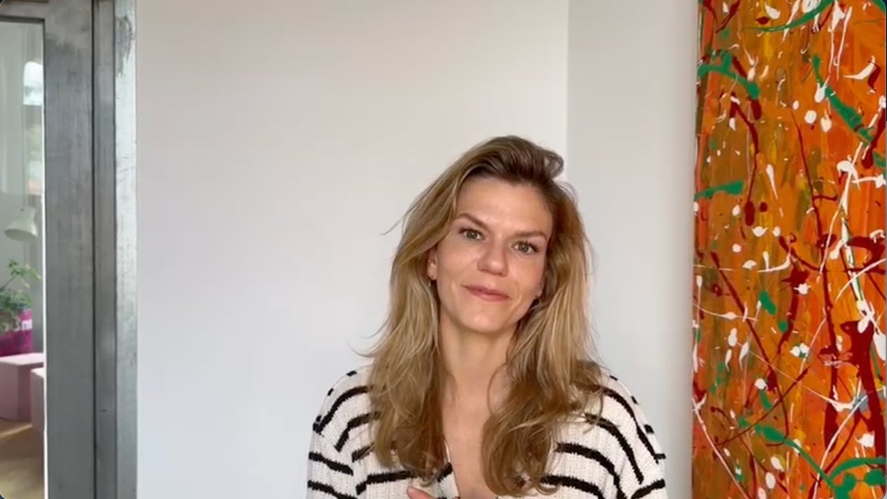 Kim Hausser, Head of Bonsai Future, zeigt Decoding Culture by Bonsai