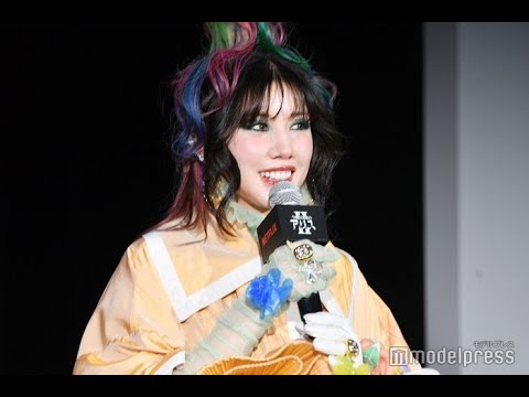 最新ニュース -  仲里依紗、ド派手ヘアメイク＆衣装で登場　撮影に本音吐露しキャスト沸く＜今際の国のアリス シーズン2＞