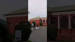 Конный двор (бывший), теперь краеведческий музей деревянного зодчества. Сергиев посад, осень 2025.