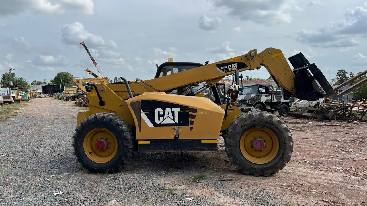 Manipulador telescopico cat th407 funcionando demaquinas sa