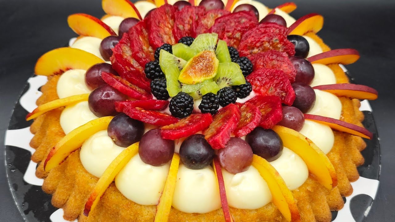 crostata morbida con confettura, crema e frutta
