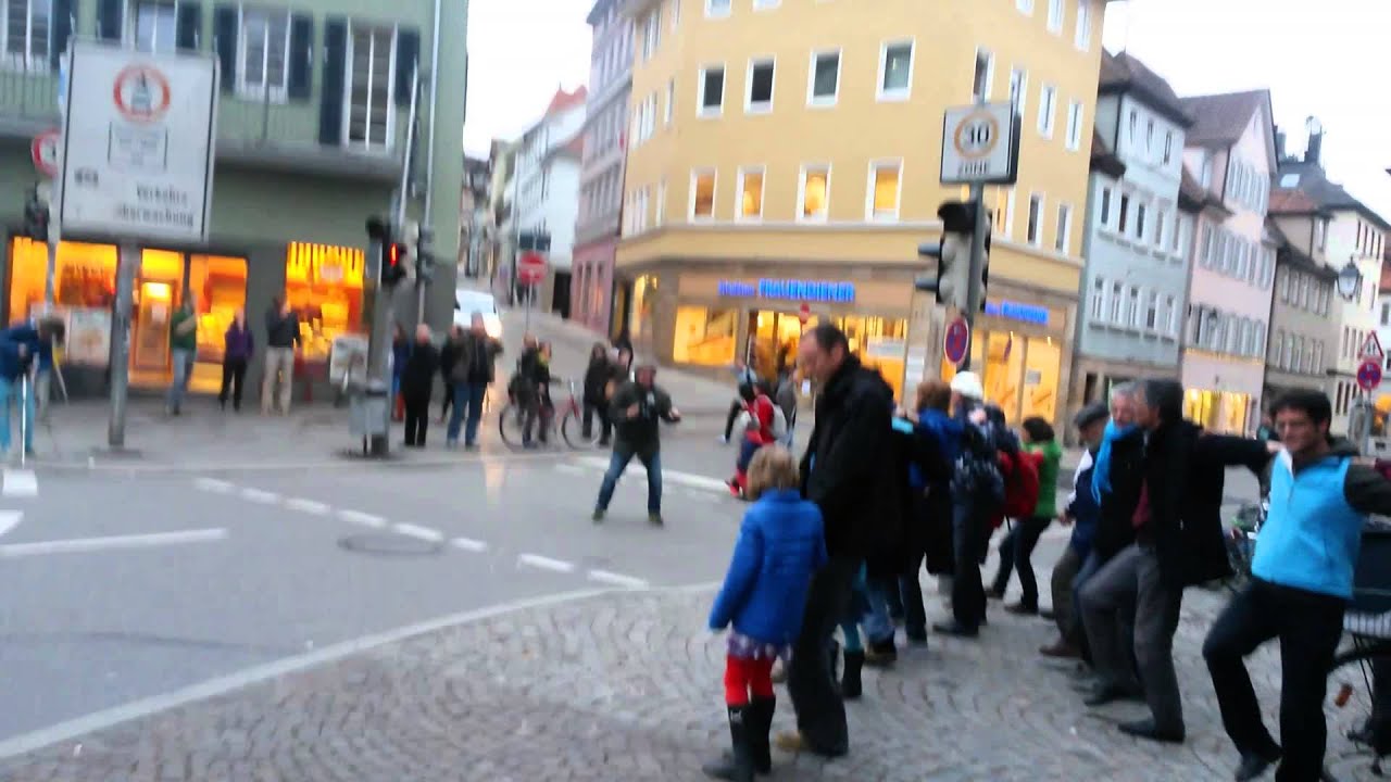 Sirtaki in Tübingen :-) Solidarität mit Griechenland :-) Die Verhältnisse zum Tanzen bringen