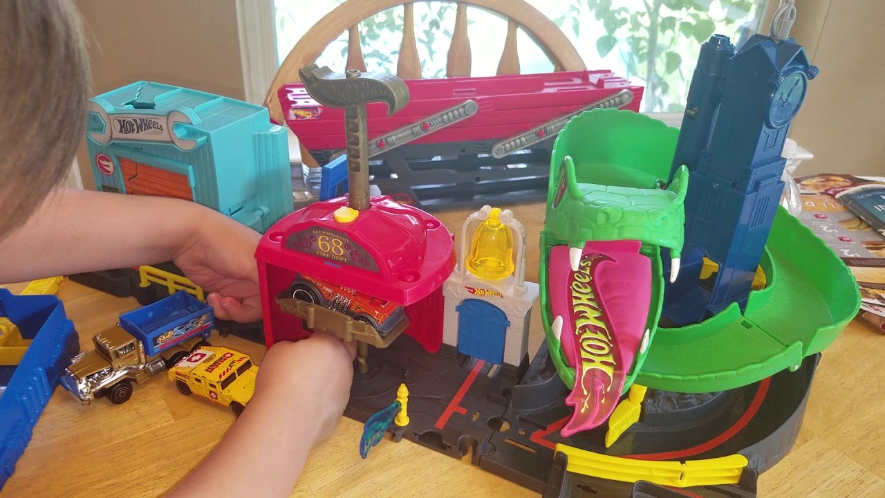 toysrus Hot wheel snake, alligator, fire station set
