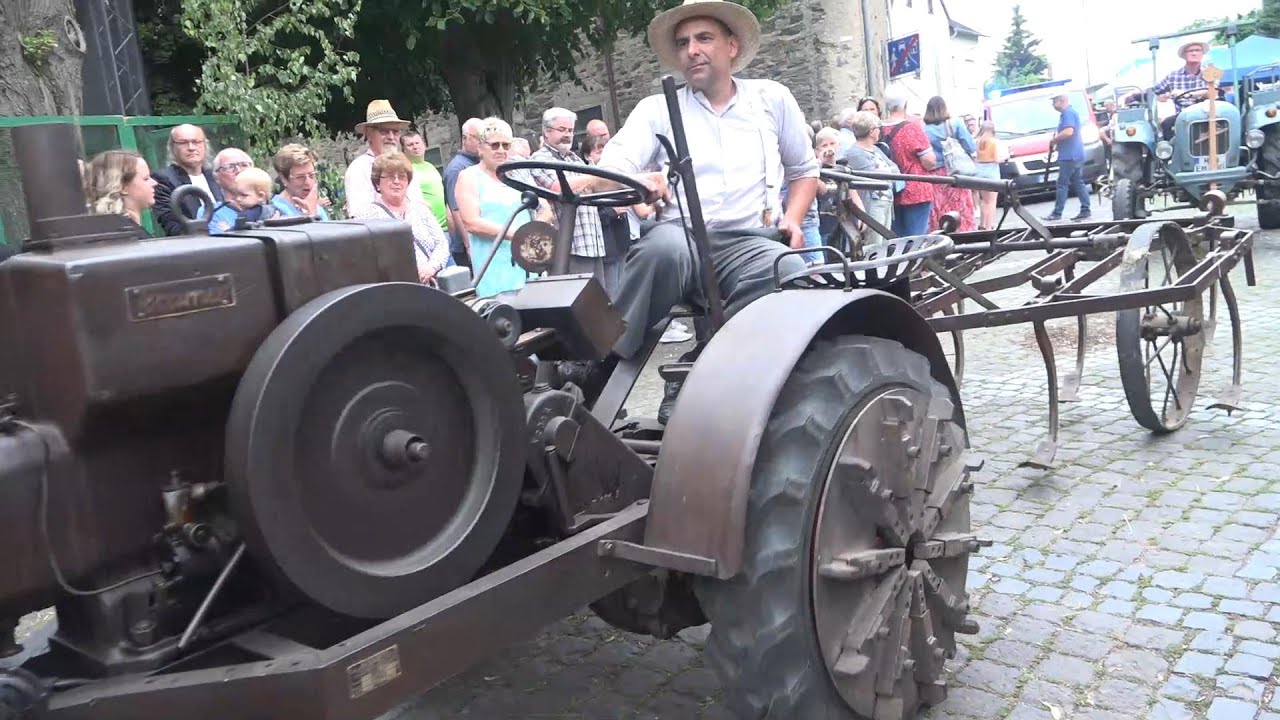 Bauernmarkt in Mertloch/Landkreis Mayen-Koblenz mit Oldtimer-Umzug am 26 Juni 2022
