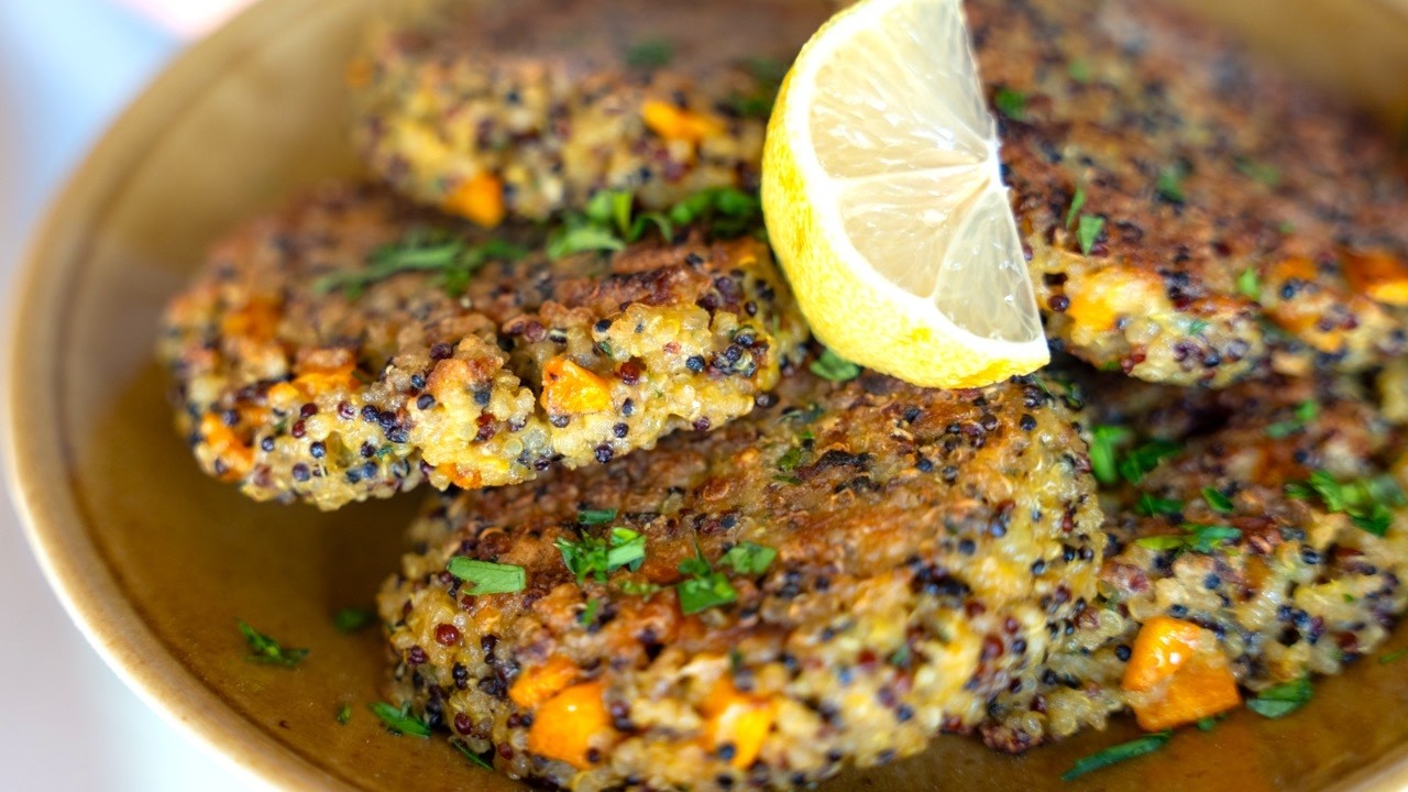 Ces galettes croustillantes au quinoa protéinées sont parfaites et faciles à faire chez soi