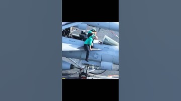 Gevechtspiloot in actie op een vliegdekschip #vrouwelijkepiloot #luchtmacht #usa #usaf #leger #mi...