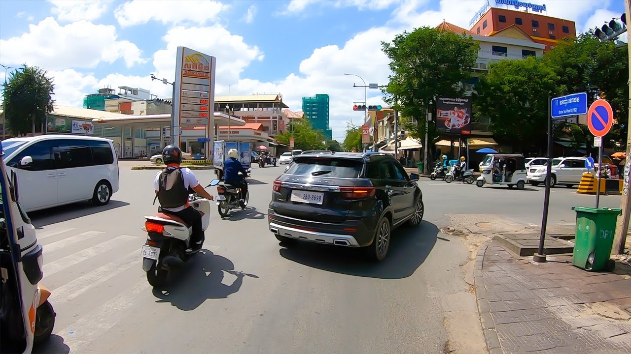 Phnom Penh City in the Morning! Riding the Motorcycle in Phnom Penh Cambodia