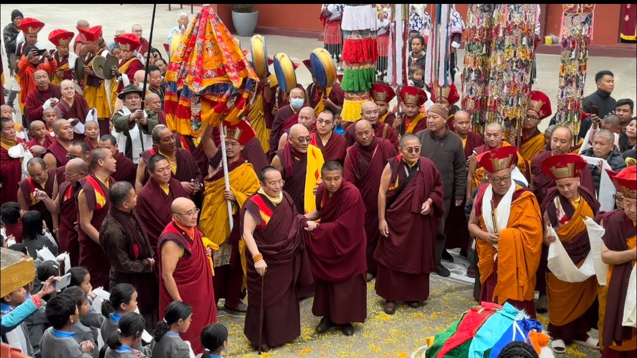 Grand welcome to Tai Situ Rinpoche by Sonada monastery and his followers in Sonada!