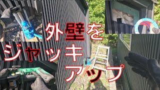 【外壁ジャッキアップ】下がった縦貼りの外壁を油圧ジャッキで上げていきます。最後はフィニッシュネイルで固定します。【油圧式　爪付きジャッキ　爪部約2.5t　頭部約5t】
