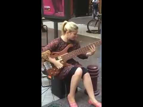 street-performer-insane-slap-bass-battle