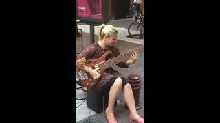 Street performer Insane slap bass battle chords