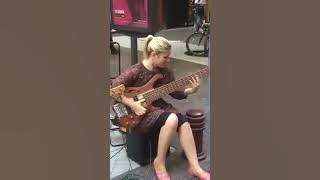 Street performer Insane slap bass battle