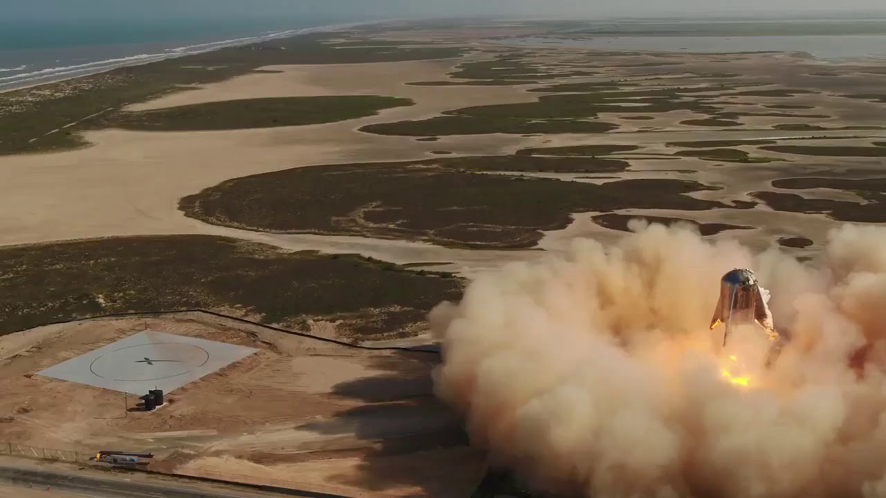Когда космический корабль взлетает его двигатели с огромной скоростью выбрасывают назад газы