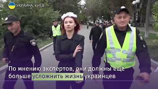Активистка Femen залезла на скульптуру у Верховной рады в Киеве Активистка Femen залезла на скульптуру у Верховной рады в Киеве