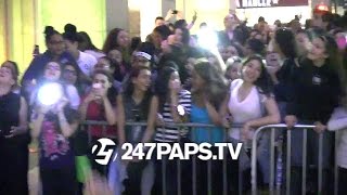 (New) (Exclusive) Justin Bieber leaving NYC while Hundreds of Beliebers Cheering (Throwback)