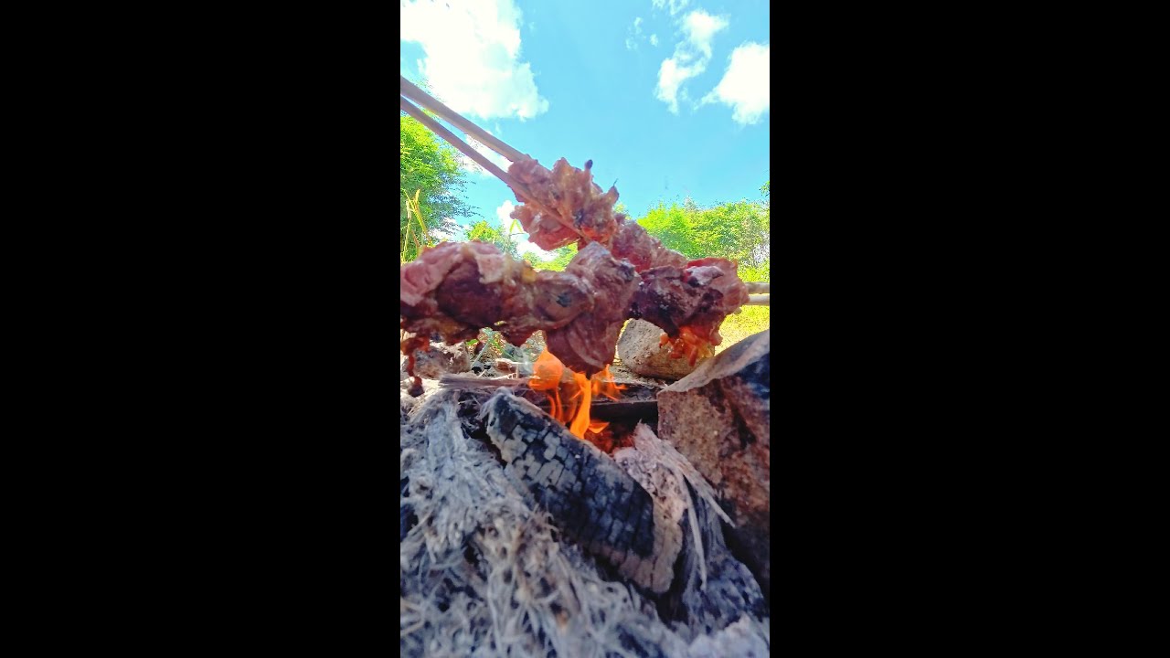 ស្ងោរជ្រក់មាន់ព្រៃហូបជុំគ្នានៅក្រោមផ្ទះអ្នកស្រុកដែលគេទុក្ខចោល cook chicken wild eat together