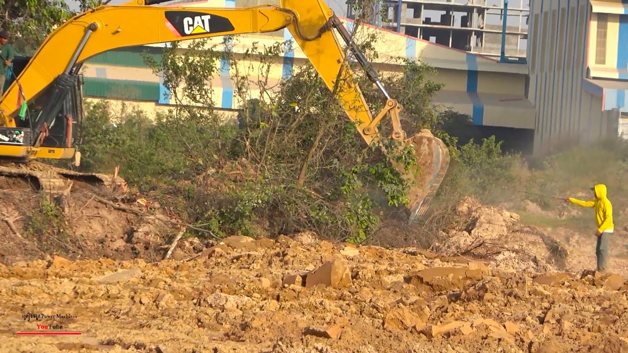 The Cat 320D Excavator Clearing Trees / Land